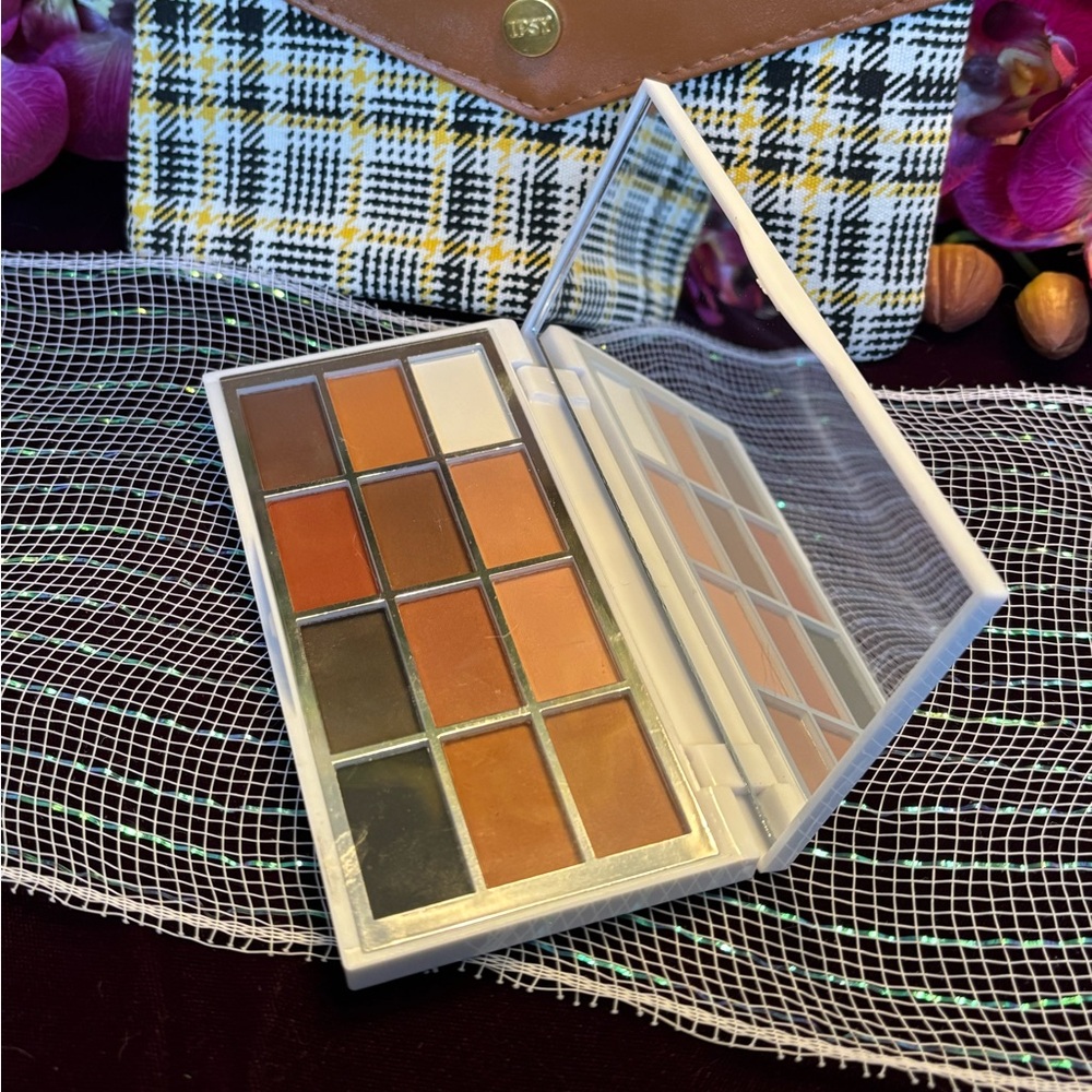 LASH STEP powder eyeshadow palette in MATTE ABOUT YOU 12 shades, new& unused